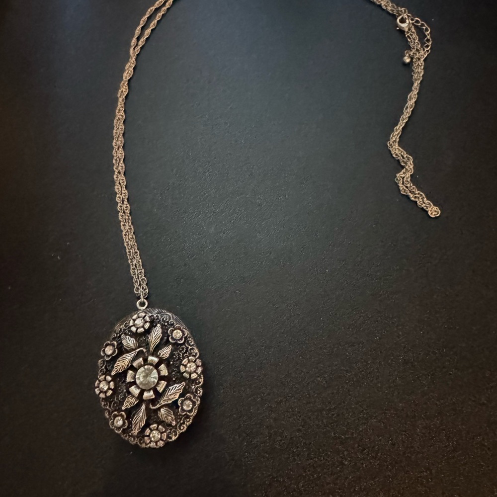Vintage Large Locket Necklace 2.5 inches long - Picture 2 of 7